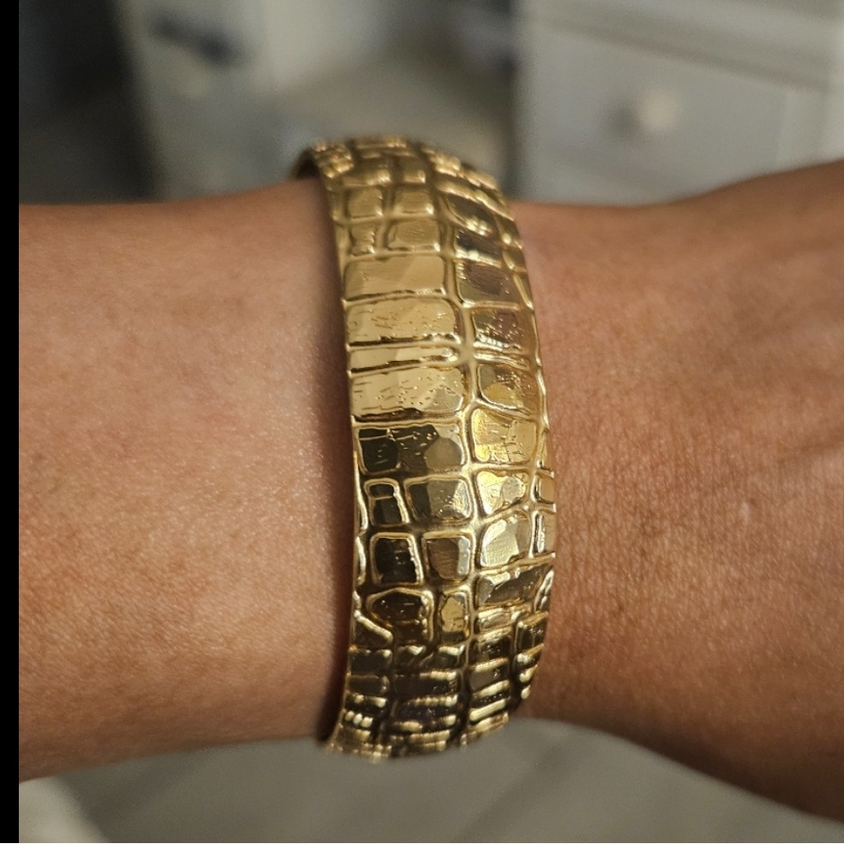 Elegant Gold Bracelet